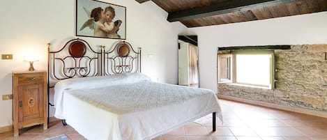 Meja kerja, setrika/meja setrika, dan tempat tidur bayi gratis