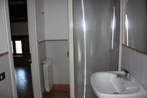 Shower, free toiletries, hair dryer, bidet - Azienda Agrituristica Le Puzelle (Santa Severina)