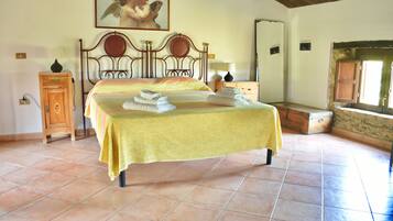 Double Room Single Use | Desk, iron/ironing board, free cribs/infant beds, bed sheets