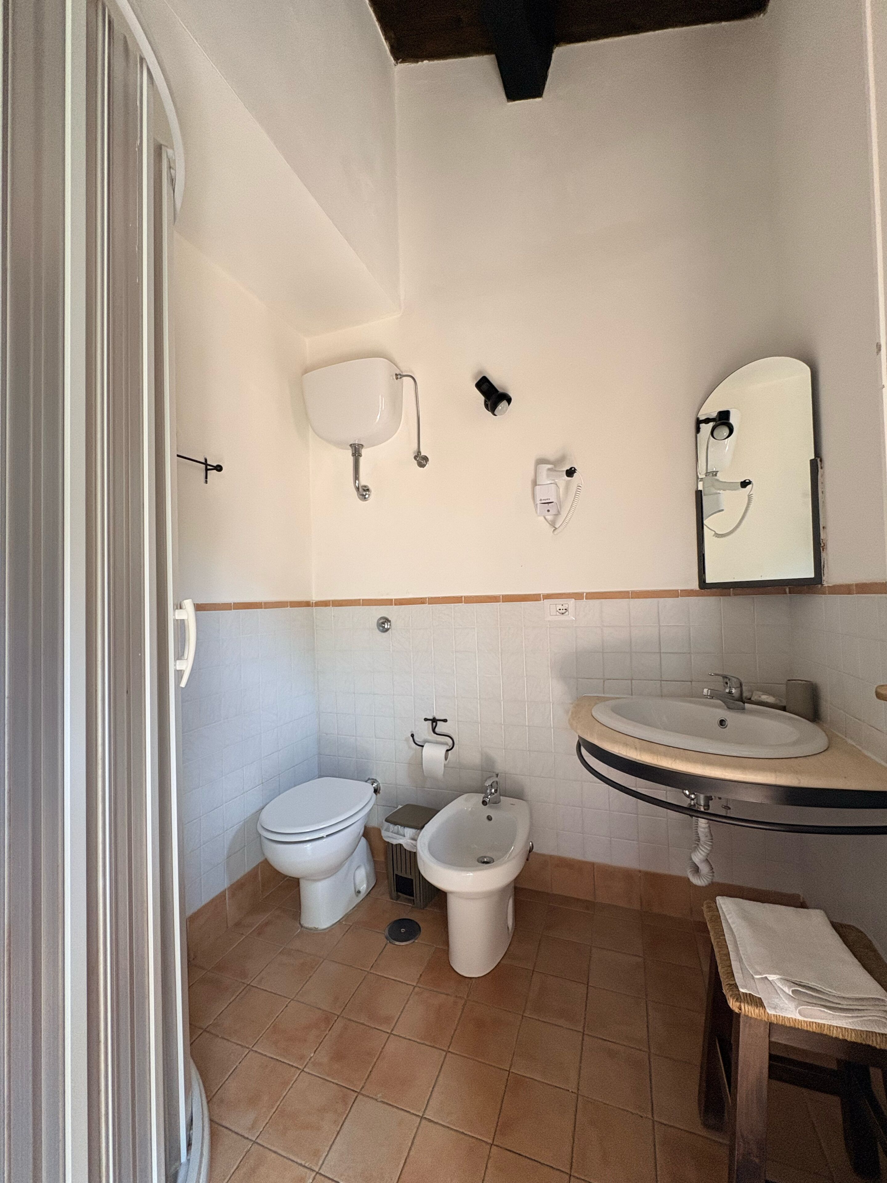 Doccia, set di cortesia gratuito, asciugacapelli, bidet