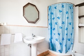 Regadera, amenidades de baño gratuitas, secadora de cabello, bidet 