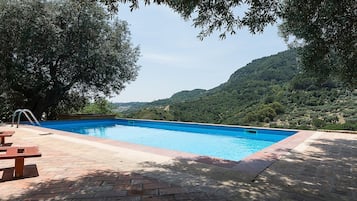 Una piscina al aire libre de temporada