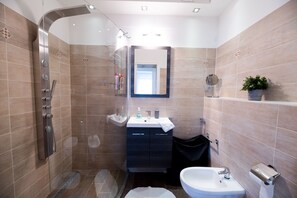 Shower, free toiletries, hair dryer, bidet - Budapest Easy Flat - Penthouse Basilica (Budapest)