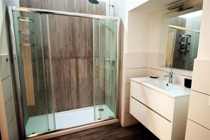 Deluxe Apartment, 2 Bedrooms, City View | Bathroom