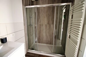 Deluxe-Apartment, 2 Schlafzimmer, Stadtblick | Badezimmer | Dusche, Haartrockner, Handtücher