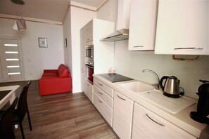 Deluxe Apartment, 2 Bedrooms, City View | Private kitchen