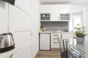 Design appartement | Privékeuken | Een minikoelkast, een microgolfoven, een kookplaat