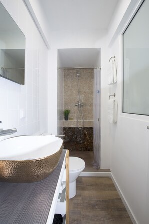 Design Apartment | Bathroom | Hair dryer, towels, toilet paper - Rochinha Cozy Home (Funchal)