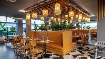 2 restaurants, breakfast, lunch, dinner served; international cuisine