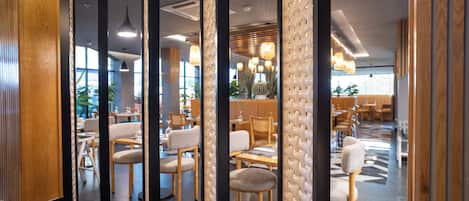 2 restaurants, breakfast, lunch, dinner served; international cuisine