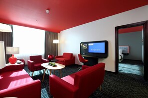 套房, 1 间卧室 | 1 多间卧室、客房内保险箱、办公桌、笔记本电脑工作区