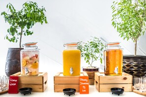 每日供应自助式早餐（每人 SAR 85）