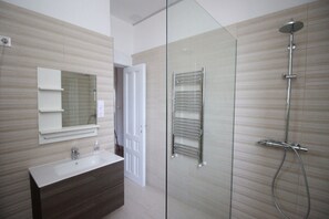 Apartamento executivo | Banheiro | Chuveiro/banheira combinados, produtos de toalete grátis