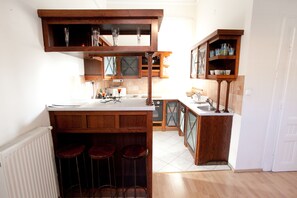 Leilighet – executive | Eget kjøkken | Kjøleskap, mikrobølgeovn, ovn og oppvaskmaskin