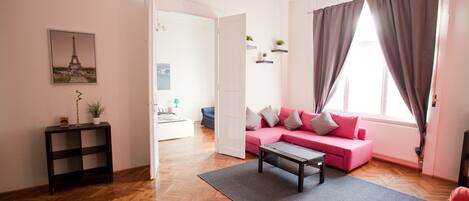 Executive Apartment | Living area | 32-inch flat-screen TV with cable channels, TV