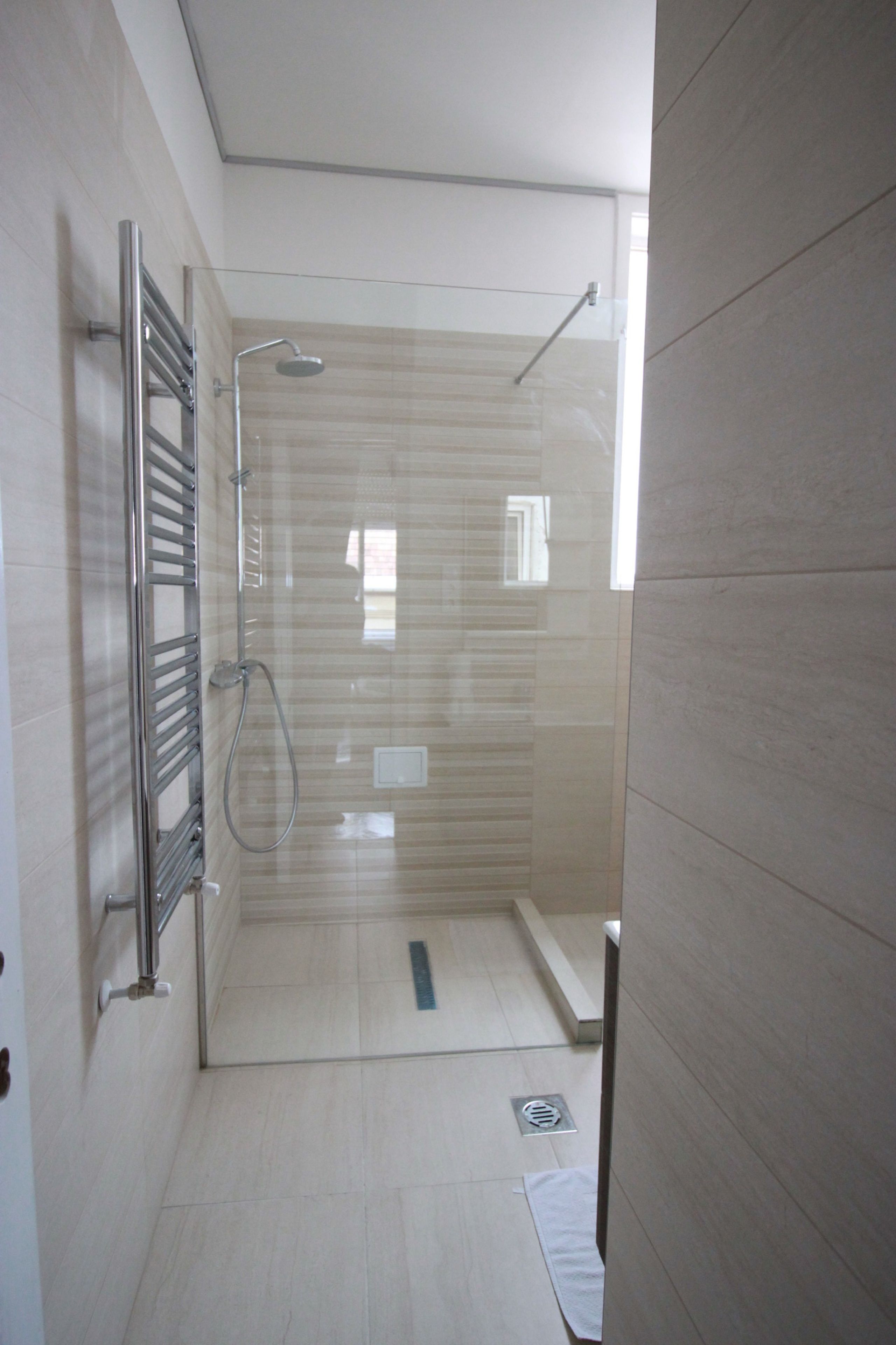 Executive Apartment | Bathroom | Combined shower/tub, free toiletries, hair dryer, towels