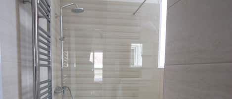 Departamento ejecutivo | Baño | Tina con regadera, amenidades de baño gratuitas, secadora de cabello