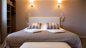 Habitación doble superior | Baño | Regadera, amenidades de baño gratuitas, secadora de cabello, toallas