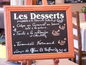 Se sirven desayunos, almuerzos y cenas; cocina francesa