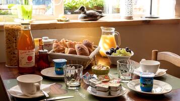 Petit déjeuner continental (9.50 EUR par personne)