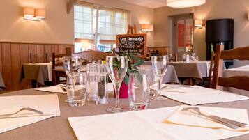 Breakfast, lunch, dinner served; French cuisine