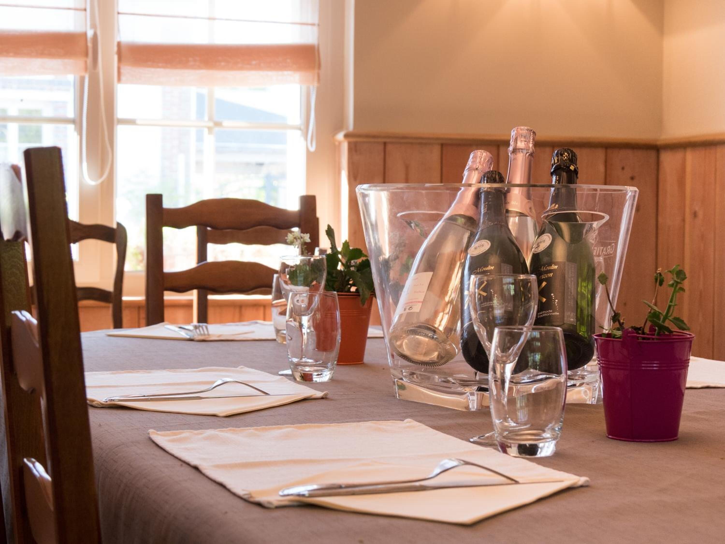 breakfast, lunch, dinner served; french cuisine