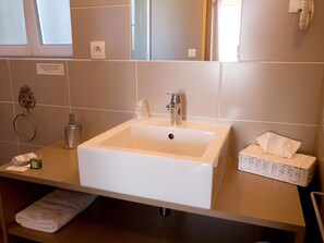 Chambre Double Confort | Lavabo de la salle de bain
