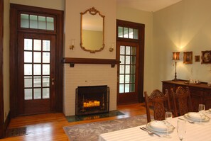 Dining - Convenient & Spacious Downtown - Private Parking Included (Galena)