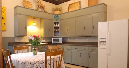 Convenient & Spacious Downtown - Private Parking Included