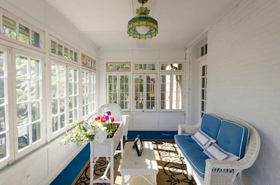 Convenient & Spacious Downtown - Private Parking Included