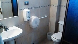 Habitación doble estándar, 1 cama matrimonial, baño privado | Baño | Regadera, amenidades de baño gratuitas, toallas