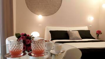 Dobbeltrom – deluxe, massasjebadekar (Shower) | Minibar, safe på rommet, skrivebord og blendingsgardiner