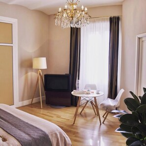 Double Room | Minibar, in-room safe, desk, blackout curtains - Cardilli Luxury Rooms (Rome)