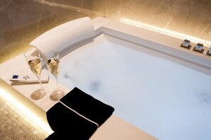 Shower, hair dryer, bidet, towels - Cardilli Luxury Rooms (Rome)