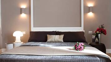 Dobbeltrom – deluxe, massasjebadekar | Minibar, safe på rommet, skrivebord og blendingsgardiner