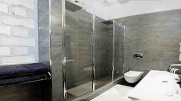 Camera tripla, 1 letto matrimoniale con divano letto | Bagno | Doccia, asciugacapelli, bidet, asciugamani