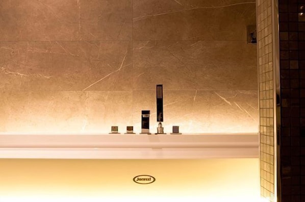 Deluxe Double Room, Jetted Tub | Bathroom amenities