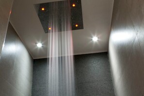 Deluxe Double Room, Jetted Tub (Shower) | Bathroom shower - Cardilli Luxury Rooms (Rome)