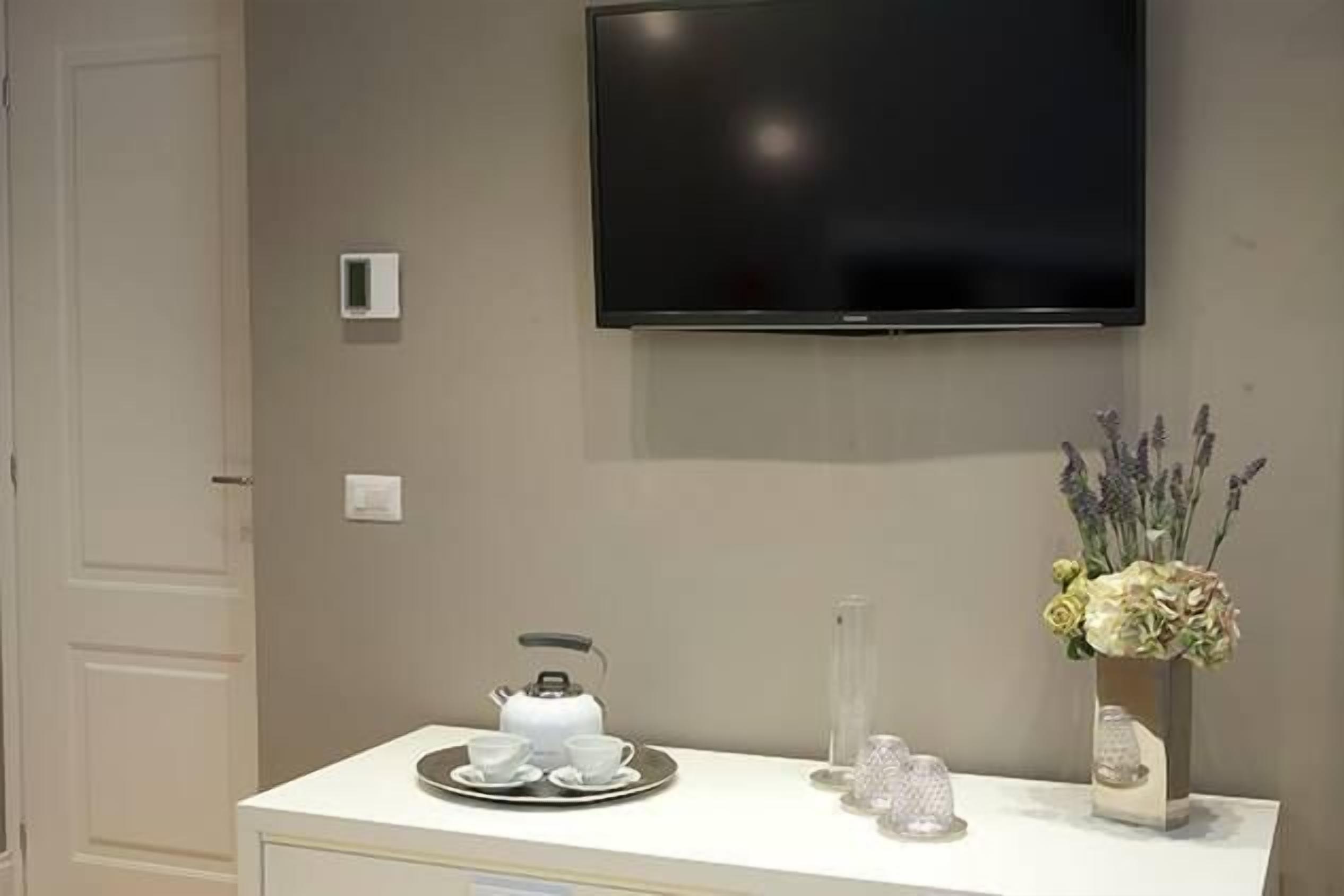 Deluxe Double Room, Jetted Tub (Shower) | Room amenity