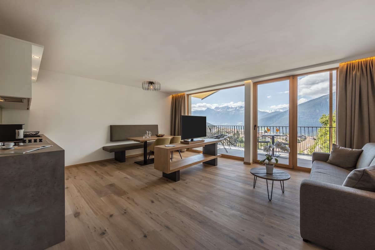 Appartamento Deluxe, patio (Panoramic) | Soggiorno | TV a schermo piatto 26 pollici con canali digitali, TV
