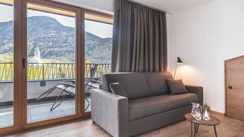 Hypo-allergenic bedding, minibar, in-room safe, individually furnished