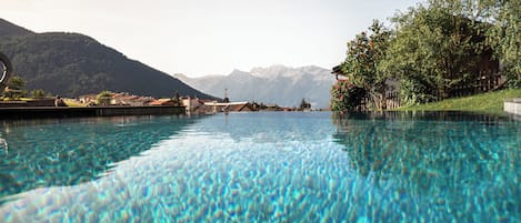 Piscine couverte, piscine extérieure
