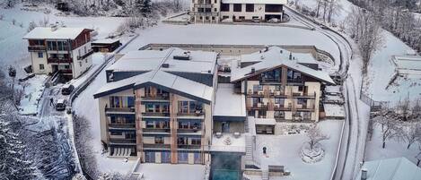 Inomhuspool och utomhuspool