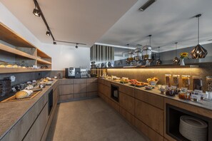 Petit déjeuner buffet servi tous les jours en supplément