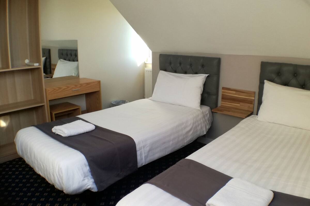 Twin Room | In-room safe, desk, iron/ironing board (on request), WiFi (free)