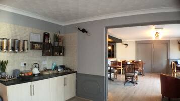 Una televisión de pantalla plana