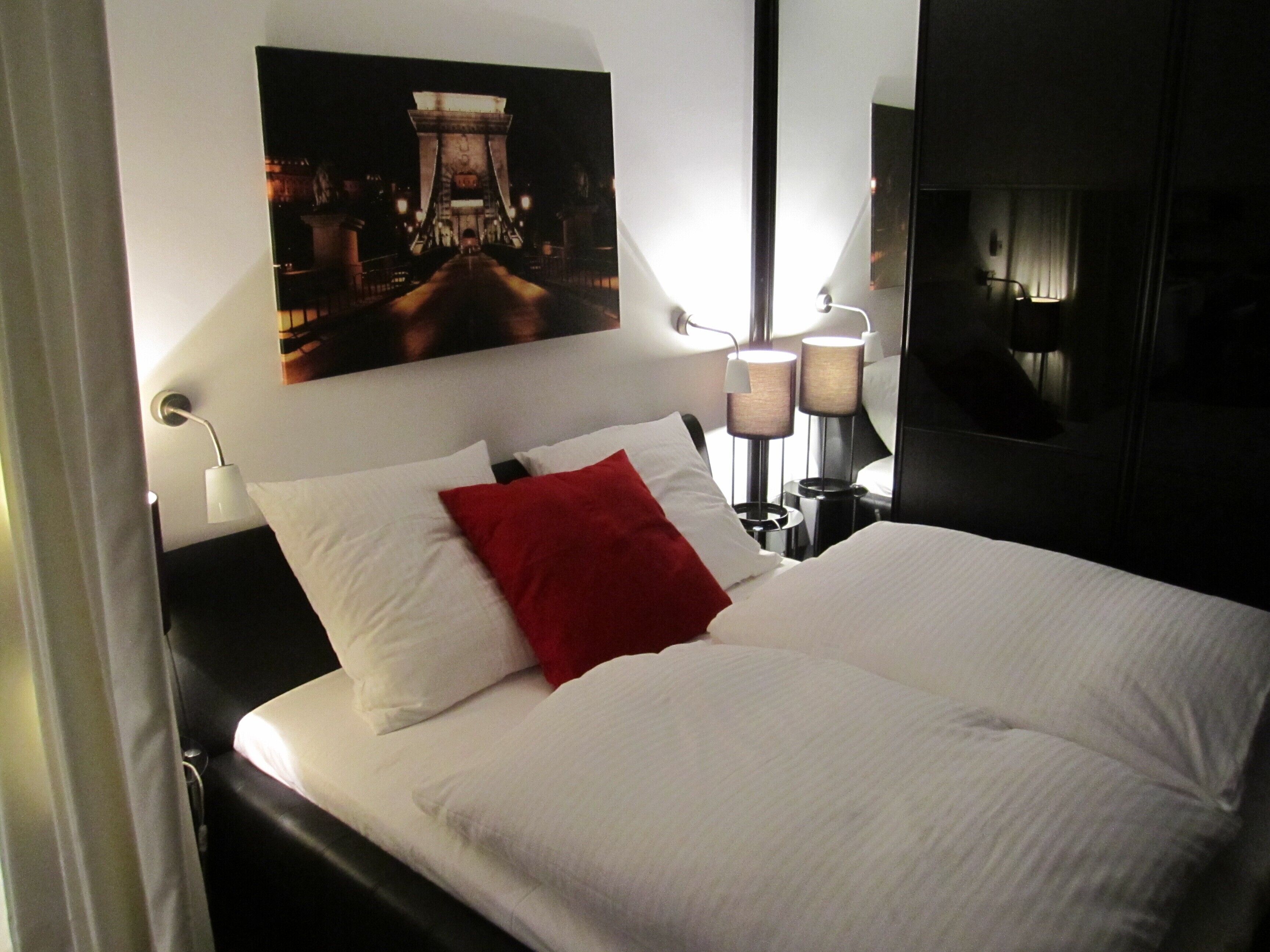 In-room safe, iron/ironing board, WiFi, bed sheets