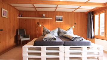 6 habitaciones, tabla de planchar con plancha y cuna de viaje