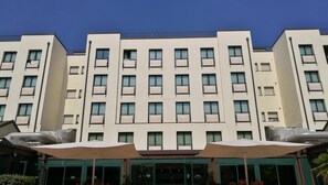 A multi-story hotel with a uniform facade, large windows, and a central entrance with a canopy. - Dante Family Beach Resort (Cervia)