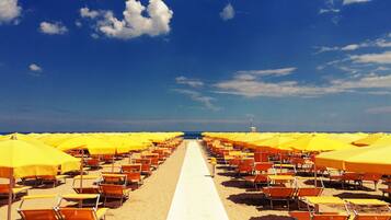 Plage privée à proximité, chaises longues, parasols, beach-volley